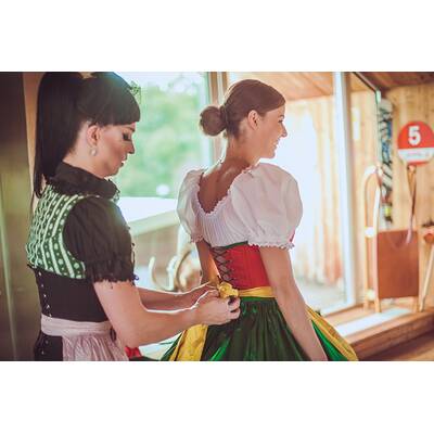 Almdudler Trachtenpärchenball - Dirndl-Fitting mit Tamara Mascara