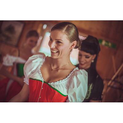 Almdudler Trachtenpärchenball - Dirndl-Fitting mit Tamara Mascara