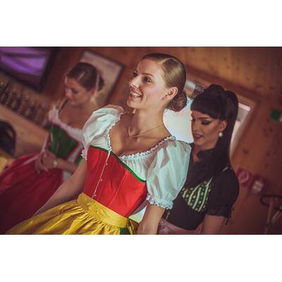 Almdudler Trachtenpärchenball - Dirndl-Fitting mit Tamara Mascara