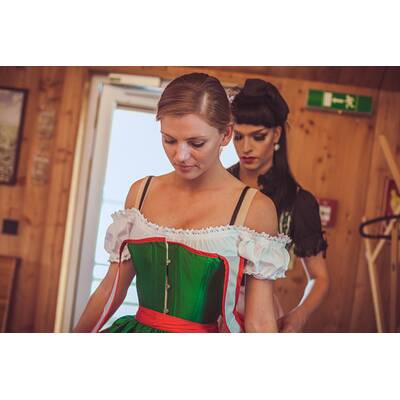 Almdudler Trachtenpärchenball - Dirndl-Fitting mit Tamara Mascara