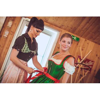 Almdudler Trachtenpärchenball - Dirndl-Fitting mit Tamara Mascara