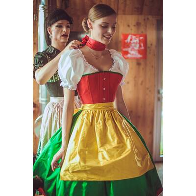Almdudler Trachtenpärchenball - Dirndl-Fitting mit Tamara Mascara