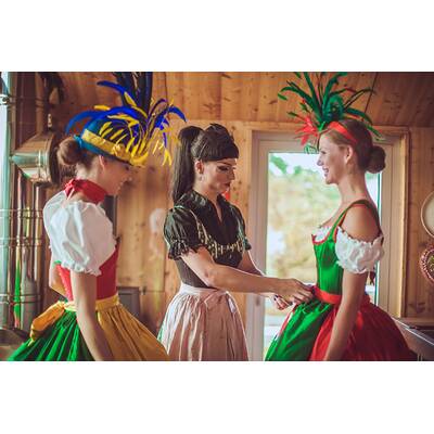 Almdudler Trachtenpärchenball - Dirndl-Fitting mit Tamara Mascara