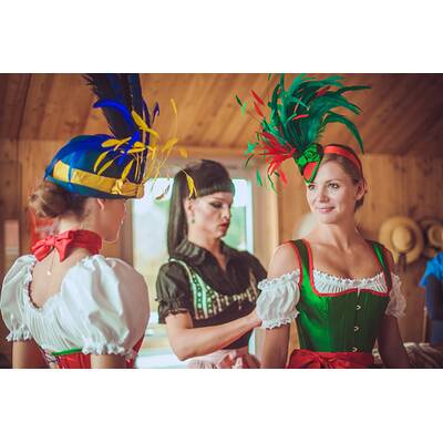 Almdudler Trachtenpärchenball - Dirndl-Fitting mit Tamara Mascara