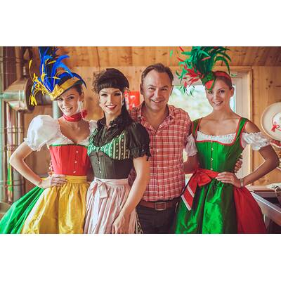Almdudler Trachtenpärchenball - Dirndl-Fitting mit Tamara Mascara