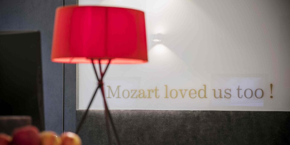Mozart loved us too Spruch an der Wand