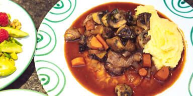 Geschmorte Kalbsbackerl mit Erdäpfelpüree, Champignons & Grünkohl