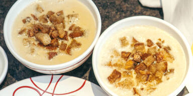 Velouté von weißer Zwiebel mit Chili, Honig & Kräutercroûtons