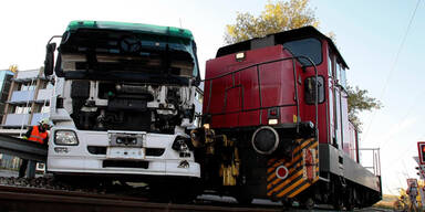 Zug und Lkw kollidierten im Stadtgebiet