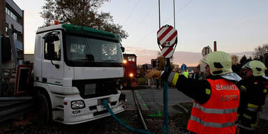 Zug und Lkw kollidierten im Stadtgebiet
