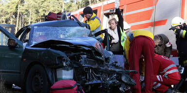 74-Jähriger prallte frontal gegen LKW
