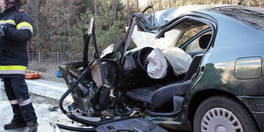 74-Jähriger prallte frontal gegen LKW