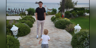 Sebastian Kurz mit seinem Sohn 