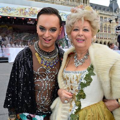 Die Stars treffen am roten Teppich des Life Ball 2014 ein