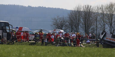 Schulbus krachte in Lkw: 20 Kinder verletzt