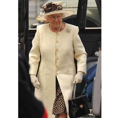 Queen Elisabeth mit ihrem Wegbegleiter: Der Launer-Handtasche