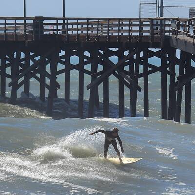 Ein Sanddamm an der Küste