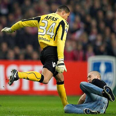 Cup-Skandal in Holland: Tormann tritt Fan 