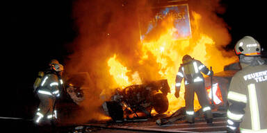 Held rettet Frauen aus Inferno