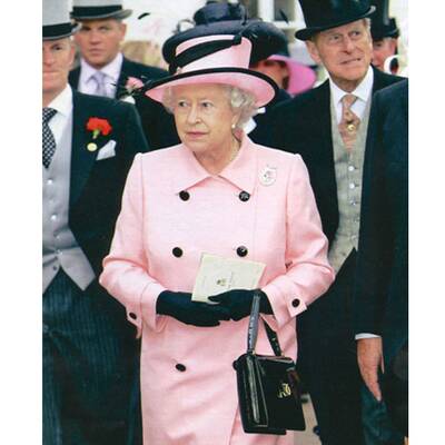 Queen Elisabeth mit ihrem Wegbegleiter: Der Launer-Handtasche