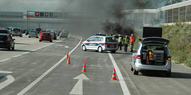 Südautobahn: Auto brennt aus 