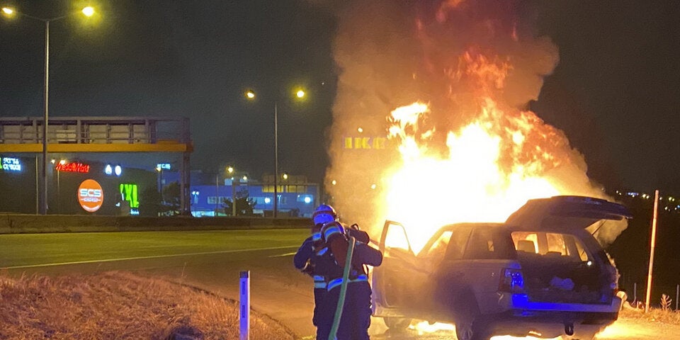 Range Rover an A2 in Wiener Neudorf ausgebrannt