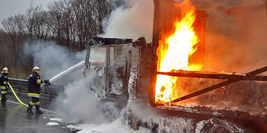 Lkw auf der A21 fängt Feuer