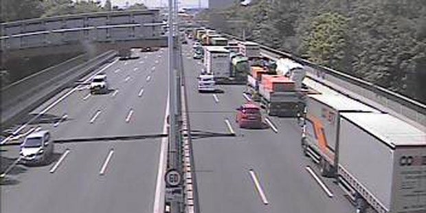 Lkw-Unfall legt A23 lahm