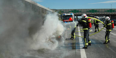 Südautobahn: Auto brennt aus 