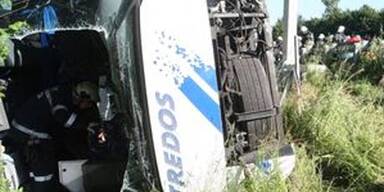 34  Verletzte bei Busunfall