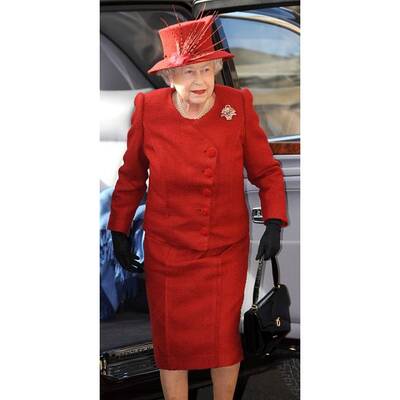 Queen Elisabeth mit ihrem Wegbegleiter: Der Launer-Handtasche