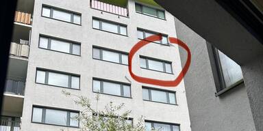 Kind st&uuml;rzt aus Fenster