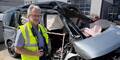 Gutachter Gerhard Kronreif beim Unfallwagen