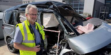 Gutachter Gerhard Kronreif beim Unfallwagen