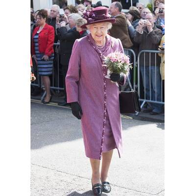 Queen Elisabeth mit ihrem Wegbegleiter: Der Launer-Handtasche