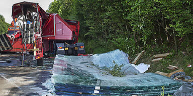 A8: Lkw verliert Glasplatten – 2 Tote