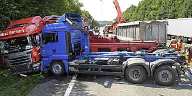 A8: Lkw verliert Glasplatten – 2 Tote