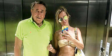 Lugner: Bade-Show mit seiner Begleitung Simona