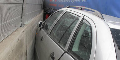 A9: Lkw zermalmt Auto an Betonwand 
