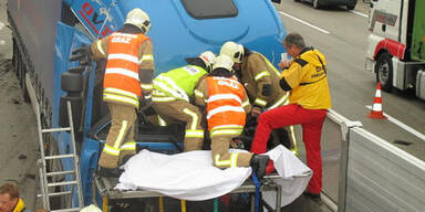 A9: Lkw zermalmt Auto an Betonwand 