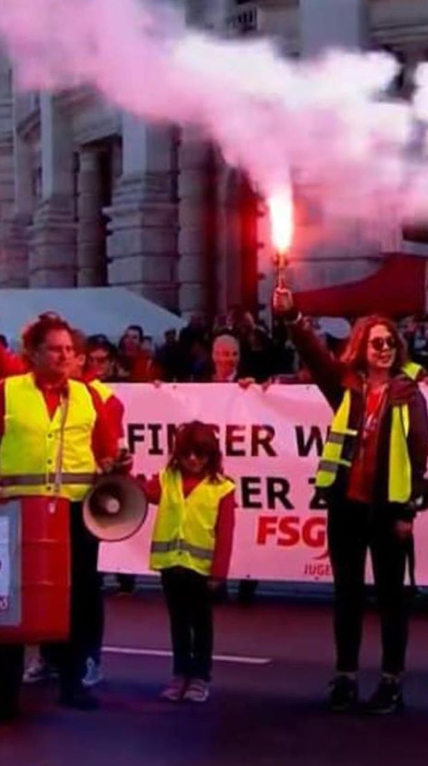 Mai-Aufmarsch in Wien: Seenotfackeln wurden neben Kindern gezündet