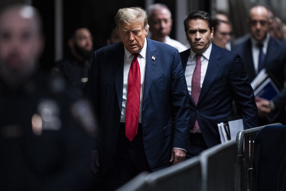 Donald Trump betritt den Gerichtssaal.