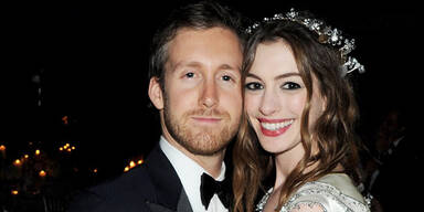 Anne Hathaway, Adam Shulman