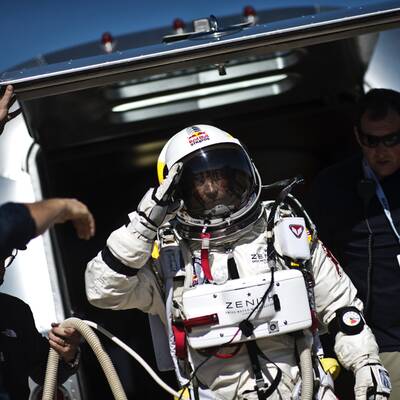 Wegen Windes wurde Baumgartners Sprung abgebrochen.