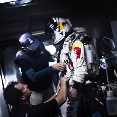 Wegen Windes wurde Baumgartners Sprung abgebrochen.