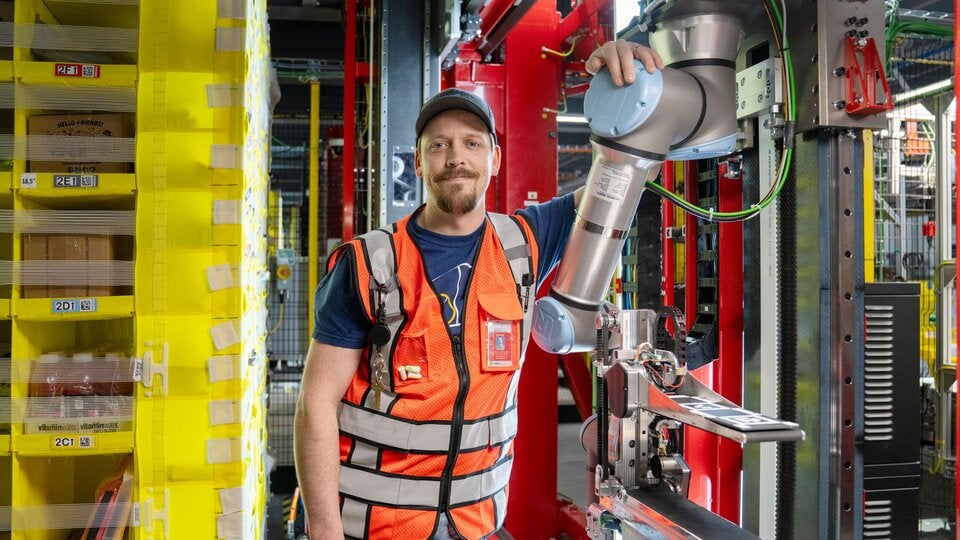 Mensch und Maschine nebeneinander – der Roboter übernimmt körperlich belastende Aufgaben.
