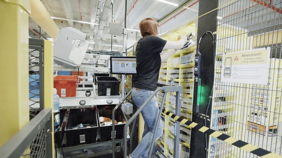 Amazon setzt in Hamburg (Deutschland) erstmals auf Roboter mit Tastsinn.