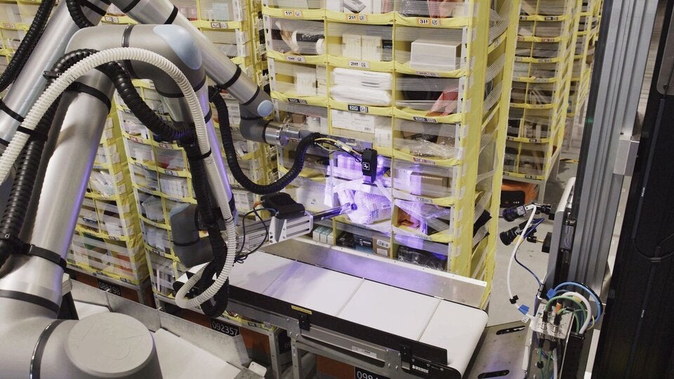 Der Roboter Vulcan bei der Arbeit in einem Amazon-Lagerhaus – er erkennt Objekte durch Berührung.