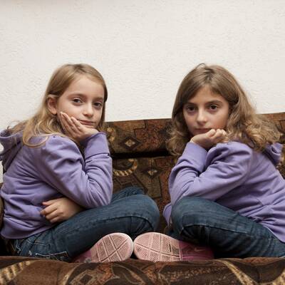 So leben die Zwillinge im Kosovo