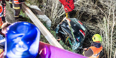 Frau stürzte mit Pkw 30 Meter in den Tod
